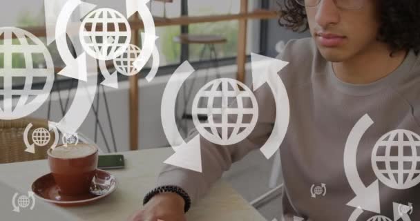 Animação Setas Torno Globos Sobre Homem Biracial Que Trabalha Laptop — Vídeo de Stock