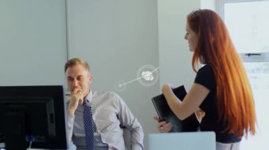 Ofiste tartışan çeşitli erkek ve kadınlara karşı dijital simge ağının animasyonu. Küresel ağ ve iş teknolojisi kavramı