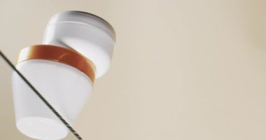 Cam rafta duran güzellik ürünleri küvetlerinin dikey videosu ve beyaz arka planda fotokopi alanı. Sağlık ve güzellik, makyaj, güzellik ürünleri, renk ve hareket kavramı.