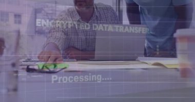 Ofiste tartışan meslektaşlarımızın orta kısımlarına karşı veri işleme arayüzü animasyonu. Bilgisayar arayüzü ve iş teknolojisi kavramı