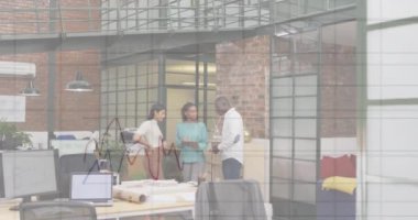 Ofiste tartışan bir grup farklı meslektaşla istatistiksel veri işleme animasyonu. Bilgisayar arayüzü ve iş veri teknolojisi kavramı