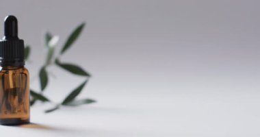 Pipetli makyaj şişesi ve beyaz arka planda fotokopi alanı. Sağlık ve güzellik, makyaj, güzellik ürünleri, renk ve hareket kavramı.