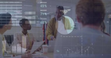 Afrika kökenli Amerikalı bir adamın ofisteki çeşitli meslektaşlarıyla tartışması üzerine veri işleme animasyonu. Bilgisayar arayüzü ve iş veri teknolojisi kavramı
