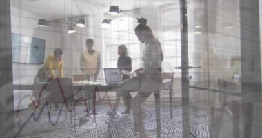 Ofiste birlikte tartışan bir grup farklı kadının istatistiksel veri işleme animasyonu. Bilgisayar arayüzü ve iş veri teknolojisi kavramı