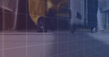 Yürüyen merdivende tramvay çantası taşıyan bir kadının orta bölümündeki istatistiksel veri işleme animasyonu. Bilgisayar arayüzü ve iş veri teknolojisi kavramı