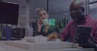 Ofisteki model planı üzerinde tartışan çeşitli erkek ve kadınlara karşı veri işleme animasyonu. Küresel ekonomi ve iş veri teknolojisi kavramı