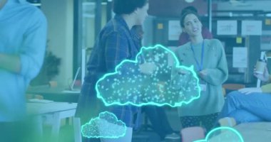 Ofiste tartışan bir grup farklı kadın karşısında birden fazla neon bulutu simgesi yüzüyor. Bulut veri depolama ve iş teknolojisi kavramı