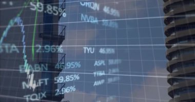 Mavi gökyüzüne karşı yüksek binaların üzerinden geçen finansal ve borsa verilerinin animasyonu. Küresel ekonomi ve iş teknolojisi kavramı