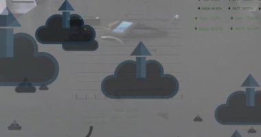 Muhtelif erkek ve kadınların ofiste planlarını tartışan bulut yükleme simgelerinin canlandırılması. Küresel ekonomi ve bulut veri depolama teknolojisi