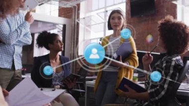 Dijital simgelerden oluşan bir ağın animasyonu, ofiste birlikte tartışan çeşitli meslektaşlardan oluşan bir ekibin oluşturulması. Küresel ağ ve iş teknolojisi kavramı