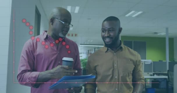 Ofiste Tartışan Iki Afrikalı Amerikalı Erkek Hakkında Istatistiksel Veri Işleme — Stok video