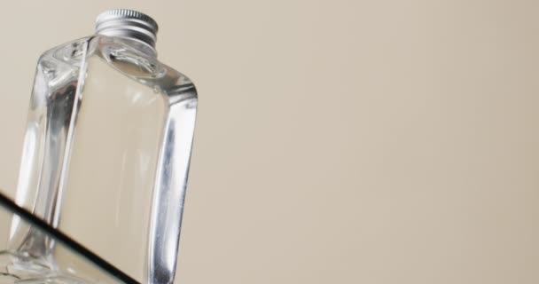 Vídeo Vertical Botella Producto Belleza Estante Vidrio Con Espacio Copia — Vídeo de stock