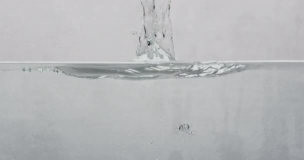 Video Bañera Productos Belleza Cayendo Agua Con Espacio Copia Sobre — Vídeos de Stock