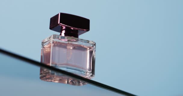 Vídeo Vertical Botella Producto Belleza Estante Vidrio Con Espacio Copia — Vídeo de stock