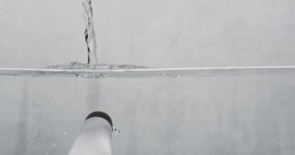 Video Del Tubo Del Producto Belleza Cayendo Agua Con Espacio — Vídeo de stock