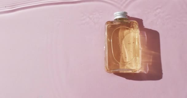 Vídeo Garrafa Produto Beleza Água Com Espaço Cópia Fundo Rosa — Vídeo de Stock
