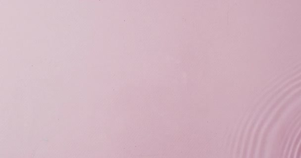 Відео Пляшки Косметичного Продукту Воді Копіювальним Простором Рожевому Фоні Здоров — стокове відео