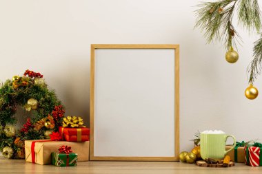 Noel süsleri ve beyaz arka planda fotokopi alanı olan ahşap çerçeve. Noel, dekorasyon, gelenek ve kutlama konsepti.