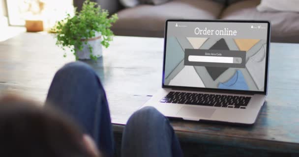 Die Knie Der Frau Tisch Mit Dem Laptop Online Einkauf — Stockvideo