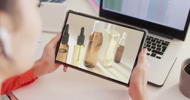 Blanke Vrouw Met Behulp Van Tablet Online Winkelen Voor Schoonheidsproducten — Stockvideo