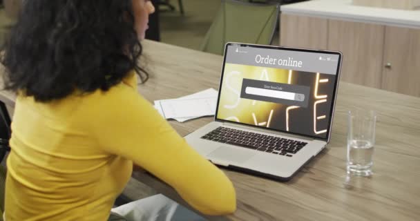 Birassische Frau Tisch Mit Laptop Online Shopping Während Des Verkaufs — Stockvideo