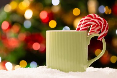 Çubuklu şekerler, peri ışıkları ve fotokopi alanı olan noel ağacı. Noel, gelenek ve kutlama konsepti.