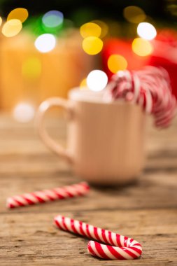 Çubuklu kupanın dikey görüntüsü. Peri ışıkları ve fotokopi alanı olan Noel ağacı. Noel, gelenek ve kutlama konsepti.