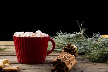 Kırmızı bardak çikolata, marşmelov ve fotokopi alanlı noel süslemeleri. Noel, gelenek ve kutlama konsepti.