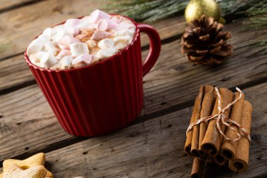 Kırmızı bardak çikolata, marşmelov ve fotokopi alanlı noel süslemeleri. Noel, gelenek ve kutlama konsepti.