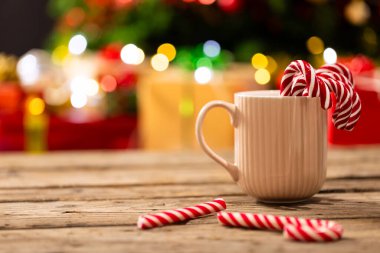 Çubuklu şekerler, peri ışıkları ve fotokopi alanı olan noel ağacı. Noel, gelenek ve kutlama konsepti.