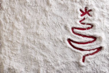 Karda çizilmiş Noel ağacı ve kırmızı arka planda fotokopi alanı. Noel, dekorasyon, gelenek ve kutlama konsepti.