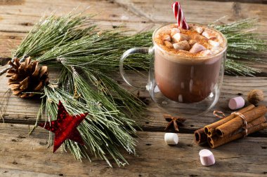 Çikolata, marşmelov ve fotokopi alanı olan noel süslerinin dikey görüntüsü. Noel, gelenek ve kutlama konsepti.