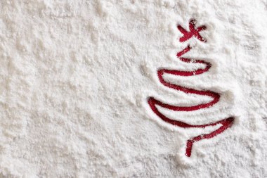 Karda çizilmiş Noel ağacı ve kırmızı arka planda fotokopi alanı. Noel, dekorasyon, gelenek ve kutlama konsepti.