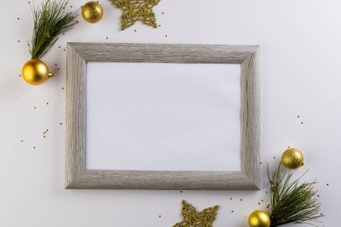 Noel süsleri ve beyaz arka planda fotokopi alanı olan ahşap çerçeve. Noel, dekorasyon, gelenek ve kutlama konsepti.