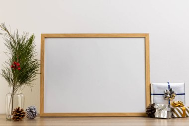 Noel süsleri ve beyaz arka planda fotokopi alanı olan ahşap çerçeve. Noel, dekorasyon, gelenek ve kutlama konsepti.