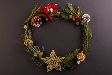 Mücevherli Noel çelengi ve siyah arka planda fotokopi alanı olan süslemeler. Noel, dekorasyon, gelenek ve kutlama konsepti.