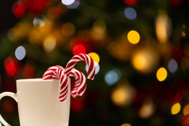 Çubuklu şekerler, peri ışıkları ve fotokopi alanı olan noel ağacı. Noel, gelenek ve kutlama konsepti.