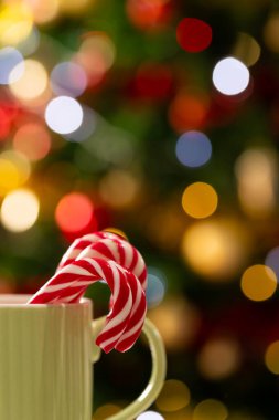 Çubuklu kupanın dikey görüntüsü. Peri ışıkları ve fotokopi alanı olan Noel ağacı. Noel, gelenek ve kutlama konsepti.
