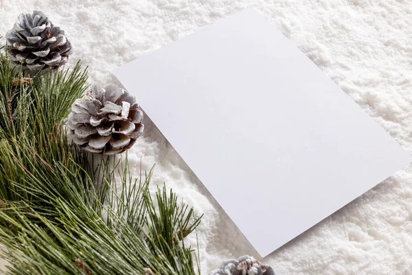 Kerstversiering Witte Kaart Met Kopieerruimte Sneeuwachtergrond Kerstmis Decoraties Traditie Viering — Stockfoto