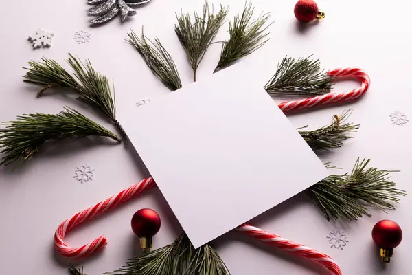 Kerstversiering Witte Kaart Met Kopieerruimte Witte Achtergrond Kerstmis Decoraties Traditie — Stockfoto