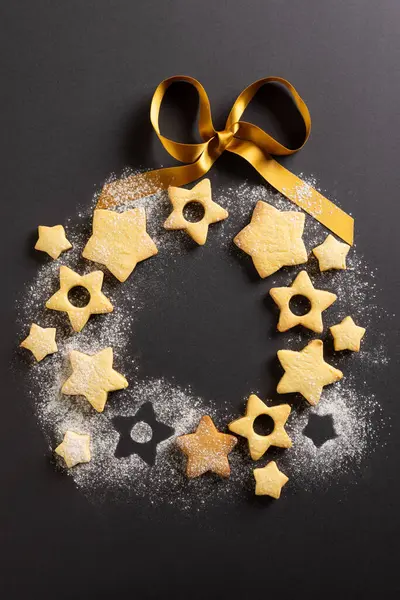 Verticale Afbeelding Van Close Van Kerstkoekjes Met Kopieerruimte Lint Zwarte — Stockfoto