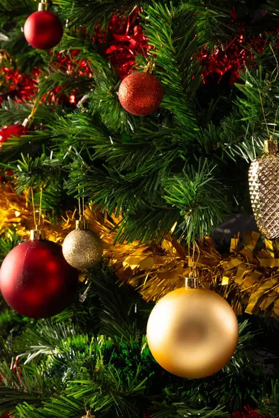 Κάθετη Εικόνα Από Κοντά Του Χριστουγεννιάτικου Δέντρου Μπιχλιμπίδια Και Διακοσμήσεις — Φωτογραφία Αρχείου