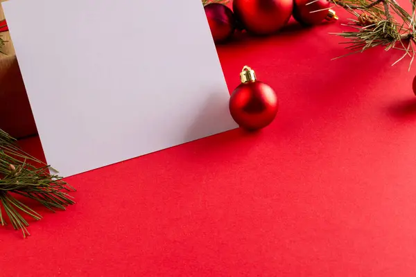 Noel Hediyesi Beyaz Kartlı Süslemeler Kırmızı Arka Planda Fotokopi Alanı — Stok fotoğraf