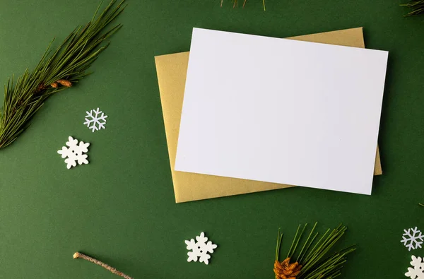 Noel Süslemeleri Yeşil Arka Planda Fotokopi Alanı Olan Beyaz Kart — Stok fotoğraf