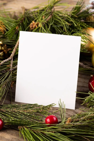 Verticale Afbeelding Van Kerstversiering Witte Kaart Kopieerruimte Houten Achtergrond Kerstmis — Stockfoto