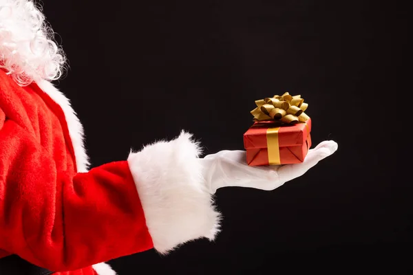 Noel Baba Nın Elinde Kırmızı Noel Hediyesi Siyah Arka Planda — Stok fotoğraf