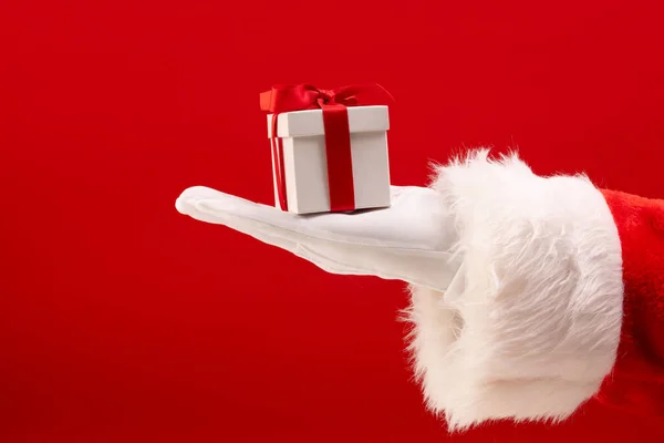 Santa Claus Κρατώντας Λευκό Χριστουγεννιάτικο Δώρο Αντίγραφο Χώρο Κόκκινο Φόντο — Φωτογραφία Αρχείου