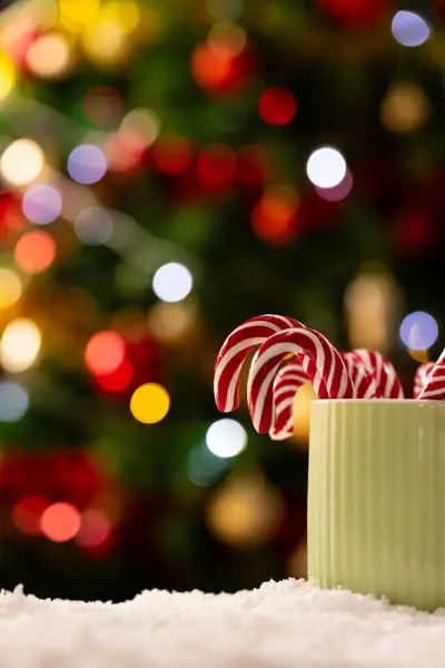Κάθετη Εικόνα Της Κούπας Καραμέλα Μπαστούνια Και Χριστουγεννιάτικο Δέντρο Φώτα — Φωτογραφία Αρχείου