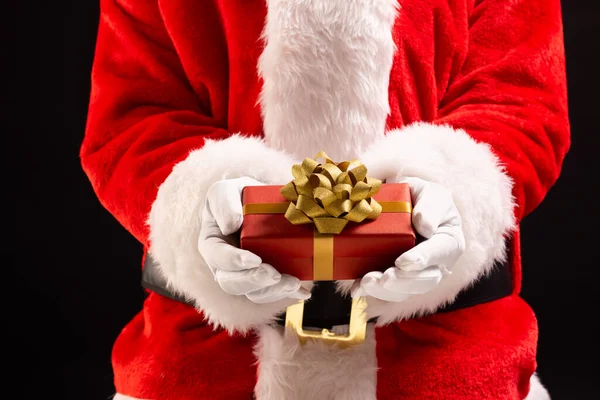 Santa Claus Κρατώντας Κόκκινο Χριστουγεννιάτικο Δώρο Αντίγραφο Χώρο Μαύρο Φόντο — Φωτογραφία Αρχείου