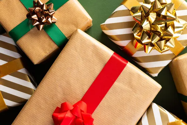 Weihnachtsgeschenke Mit Schleifen Und Kopierraum Auf Grünem Hintergrund Geschenke Weihnachten — Stockfoto